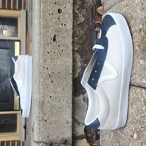 NWOT Vans Off the Wall Shoes